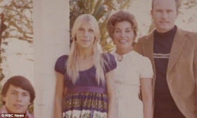 38 anni dopo la morte improvvisa della giovane moglie, gli operai che ristrutturano la casa trovano qualcosa di impensabile tra le colonne di cemento.