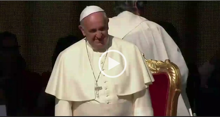 I fedeli intonano la Bellissima canzone dedicata a Gesù e il Santo Padre commuove tutti con questo gesto