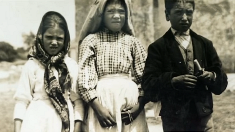 Le sette preghiere che la Madonna di Fatima Donò ai Pastorelli per far ricevere altrettante Grazie a chi le recitasse. Quando si avvicinò a noi tutto sembrava come fermarsi, come se il tempo non avesse più importanza poi la candida voce di un dolce celestiale ci immobilizzo impossibilitati dal non ascoltare.