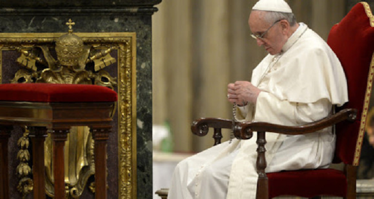 Papa Francesco spiega perché il Rosario è uno “strumento potente”, ecco il suo segreto
