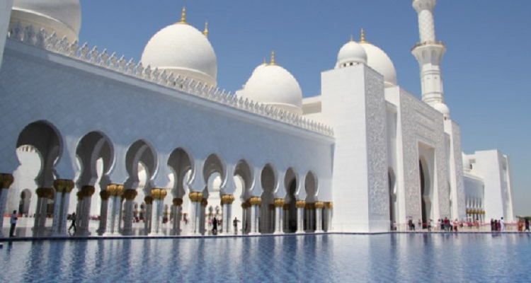 Bellissima Moschea musulmana rinominata in onore di Maria, Madre di Gesù. se tutto il mondo facesse quello che fanno li dentro probabilmente le guerre finirebbero