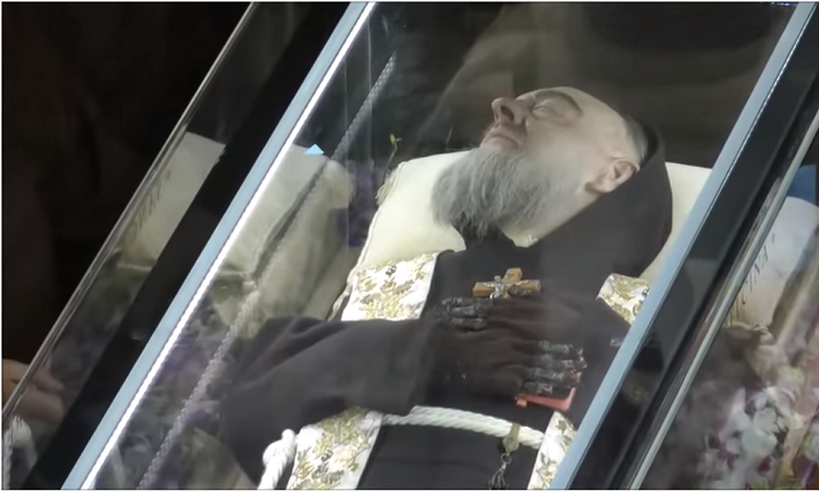 San Pio e San Leopoldo, l’infallibile preghiera per ottenere una Grazia sicura dal video delle reliquie.
