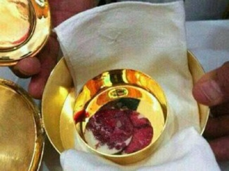 Miracolo accaduto davanti a Papa Francesco. Inutili i tentativi di tenerlo nascosto, si scopre che non era la prima volta che accadeva