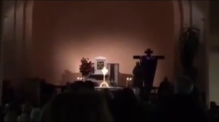 Durante un’adorazione eucaristica, una donna posseduta cerca di interrompere i canti. Un VIDEO crudo del Maligno che cerca disperatamente di riprendersi Medjugorje