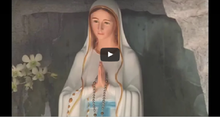 La statua della Vergine Maria cresce , lacrime di gioia e grida che inneggiano all’interno della Chiesa della Malesia