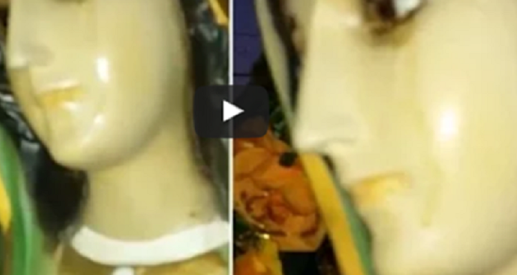 Video!! Statua della Vergine Maria “Piange lacrime vere” di fronte ad un fedele che la sta pregando in Messico, all’arrivo dei pellegrini piange mentre la riprendono in video Video!! Statua della Vergine Maria “Piange lacrime vere” di fronte ad un fedele che la sta pregando in Messico, all’arrivo dei pellegrini piange mentre la riprendono in video
