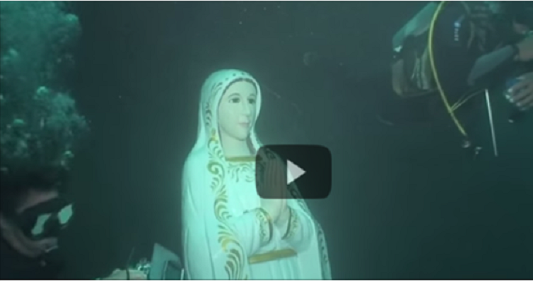 Miracolo!! Statua della Vergine Maria  Viva In Acqua, fermando…