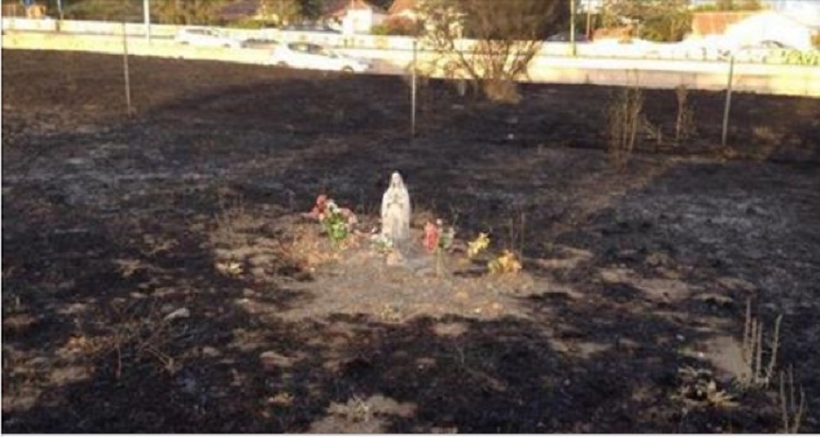 Statua della Vergine Maria è  Miracolosamente intatta dopo che un incendio  ha devastato tutto ciò che incontrava sul suo cammino