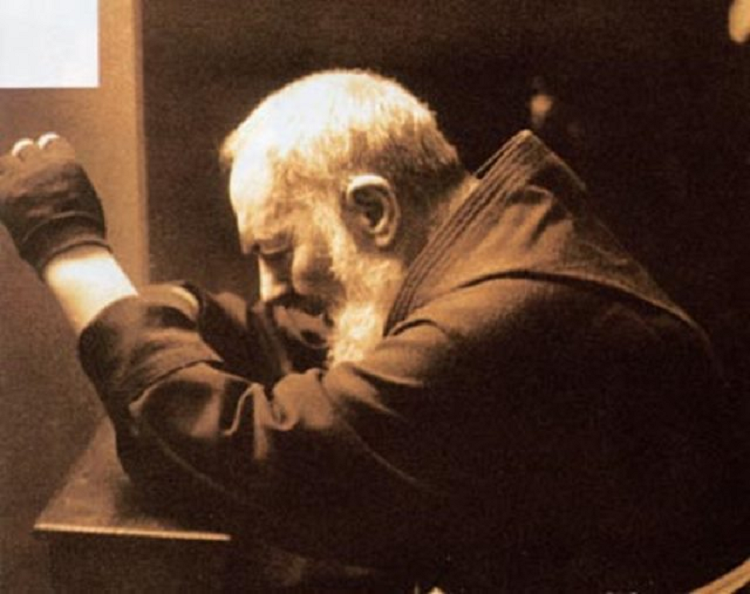 CORONCINA al Sacro Cuore di Gesù recitata da Padre PIO, per chiedere ed ottenere una grazia insperata CORONCINA al Sacro Cuore di Gesù recitata da Padre PIO, per chiedere ed ottenere una grazia insperata